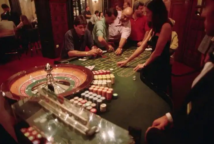 Antarmuka macancuan menampilkan slot, live casino, dan sportsbook