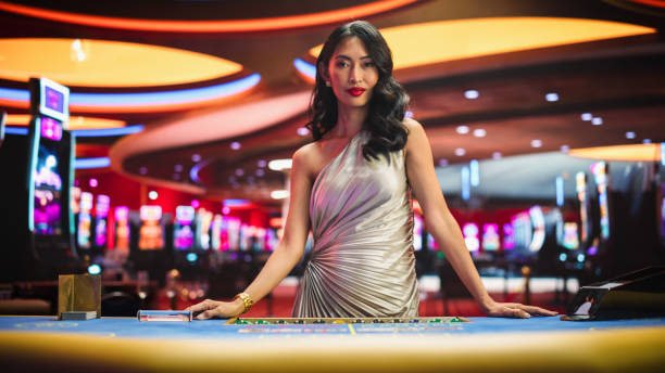 Host mempandu Slot Tournament Showcase di Live Game Shows macancuan